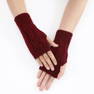 Détail de maille torsadée sur des mitaines bordeaux pour un style hivernal chic