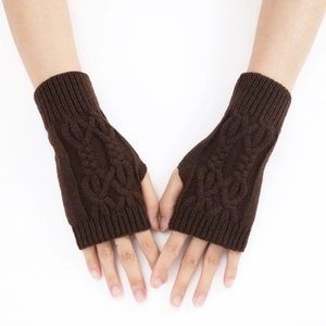 Vue détaillée de mitaines en maille torsadée marron foncé avec texture épaisse