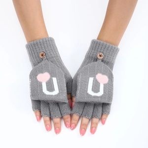 Détails des mitaines grises en tricot avec cœur rose et bouton en bois pour le rabat