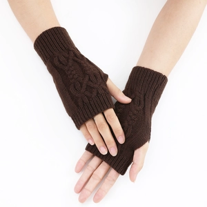 Détails des mitaines en tricot torsadé marron foncé montrant la texture du tissu