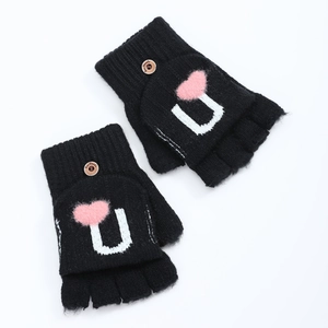 Détails des mitaines en tricot noir avec rabat coeur rose et bouton décoratif en bois