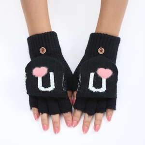 Détail de mitaines en tricot noir avec motif de cœur rose et fermeture à bouton en bois