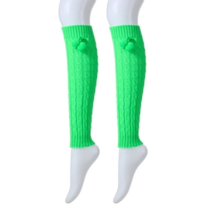 Detalle de calentadores de punto verde neón con diseño trenzado y pompones decorativos