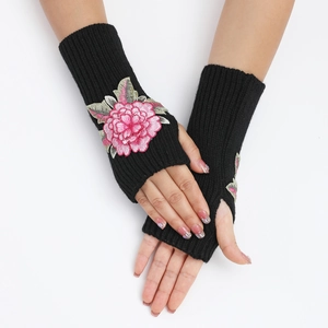 Gants en tricot noir sans doigts avec broderies florales roses détaillées