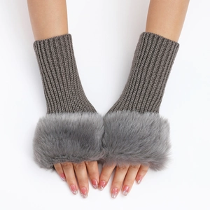 Detalle de mitones de punto gris con ribete de piel sintética suave para invierno