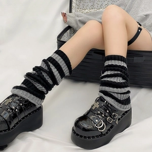 Jambières tricotées à rayures gris-noir avec des mocassins gothiques à semelles compensées