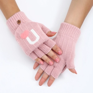 Mitaines roses en tricot avec rabat à cœur et détail de bouton fait main
