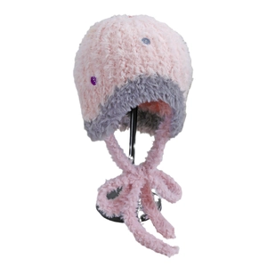 Cappello di peluche rosa e grigio con paraorecchie e bottoni colorati in maglia