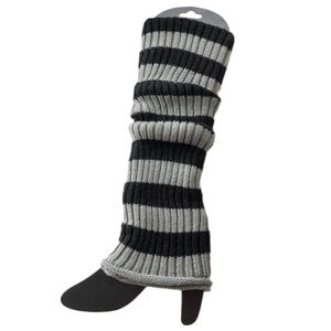 Détail de la maille rayée noir et gris de ces jambières en style tricot côtelé