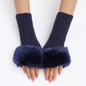 Detalle de guantes de punto acanalado azul oscuro con puños de piel sintética suave