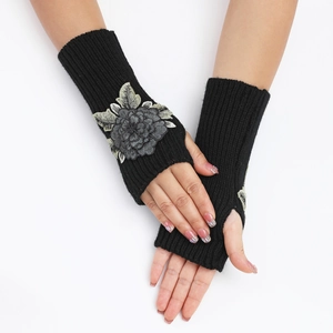 Détails de mitaines en tricot noir avec des broderies florales élégantes pour femme