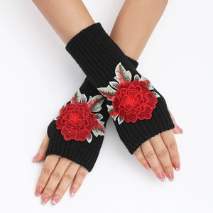 Détail de mitaines en tricot noir avec broderie florale de pivoine rouge éclatante
