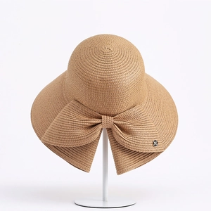 Detailansicht Strohhut in Khaki mit schicker Schleife und metallischem M-Emblem