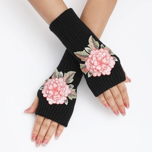 Gants en tricot sans doigts avec broderie florale rose et texture côtelée en détail