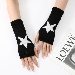 Texture de tricot et motif étoile jacquard sur ces mitaines noires
