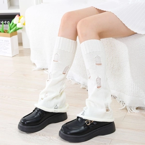 Nahaufnahme weißer Strick-Stulpen mit modischen Distressed-Rissen für Y2K-Stil