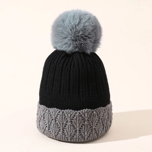 Berretto invernale in maglia con fodera in pile, bordo a contrasto e pompon grigio