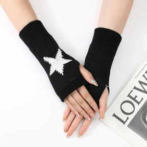 Gros plan de mitaines tricotées noires avec motif étoile blanche sur le poignet