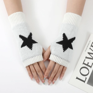 Détail de gants tricotés sans doigts avec motif étoile noire et texture douce