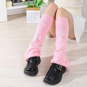 Nahaufnahme pinker Strickstulpen mit Distressed-Rissen im modischen Y2K-Stil für Damen