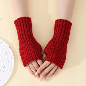 Vue détaillée de la texture classique en maille torsadée sur ces mitaines rouges chaudes