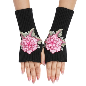 Gants mitaines noirs en tricot pour femmes avec broderie florale rose et texture côtelée