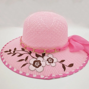Cappello da sole in maglia rosa con ricami floreali, catena dorata e grande fiocco decorativo