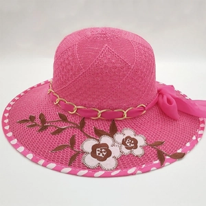 Cappello da sole in paglia rosa con tesa larga, ricamo floreale e nastro estivo