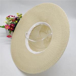 Dettaglio dell'interno del cappello da sole beige con fascia e cordino regolabile