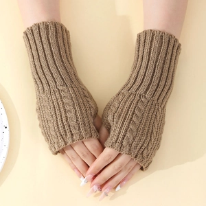 Mitaines tricotées marron avec motif de torsades et poignets côtelés pour l'hiver