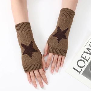 Détails des mitaines en maille marron avec motif d'étoile et poignets côtelés
