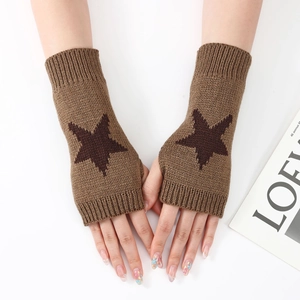 Gros plan sur des mitaines en maille marron avec motif d'étoile en jacquard foncé