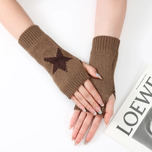 Détail de mitaines en tricot marron avec motif d'étoile et poignets côtelés doux
