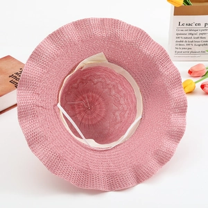 Innenansicht des rosa Strick-Sonnenhuts mit elastischem Windseil und Wellenkante
