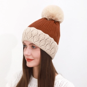 Dettaglio del cappello in maglia invernale con pompon in ecopelliccia e trama spessa