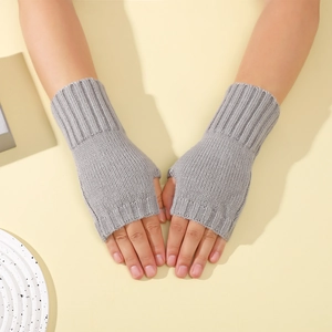 Gros plan de gants tricotés gris sans doigts avec poignets côtelés et texture fine