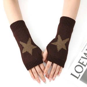 Détail de mitaines en tricot marron à motif d'étoiles avec poignets côtelés confortables