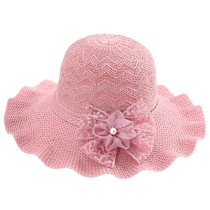 Rosa Strohhut mit breiter Wellenkante, eleganter Spitzenschleife und Perlendetail