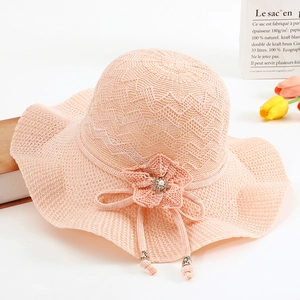 Chapeau de soleil en maille rose avec bord ondulé, fleur perlée et large bord élégant