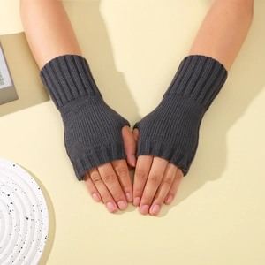 Détail de mitaines en tricot gris foncé avec poignets côtelés et texture en laine épaisse
