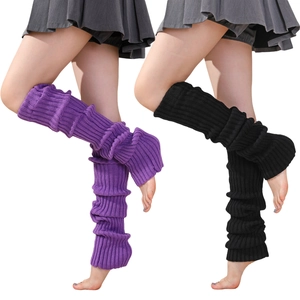 Gros plan sur des jambières tricotées violettes et noires avec texture côtelée classique
