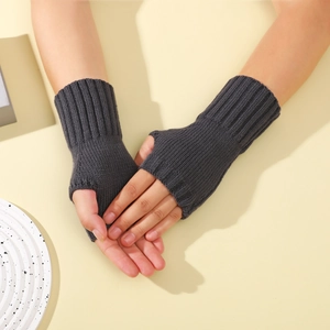 Détail des gants en tricot côtelé gris foncé sans doigts montrant la texture et le trou