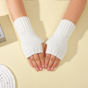 Gros plan de mitaines en maille blanche montrant la texture côtelée et le poignet élastique