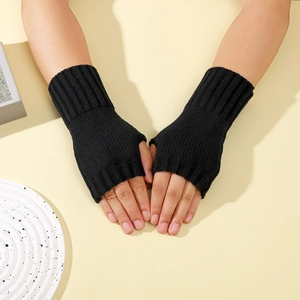 Gros plan de mitaines en tricot noir avec poignets côtelés pour la chaleur hivernale