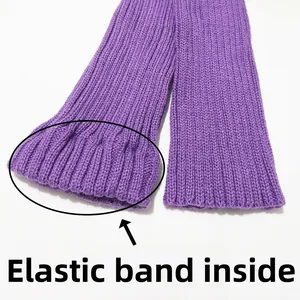 Détail de jambière en tricot violet montrant la texture côtelée et l'élastique interne