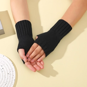 Détail de gants en tricot noir sans doigts avec texture côtelée pour l'hiver