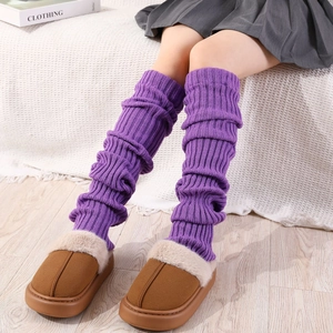 Détails des jambières en tricot violet à rayures verticales et chaussons en peluche