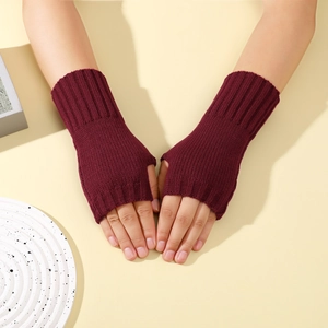 Détail de la maille de gants mitaines bordeaux avec poignets en tricot élastique