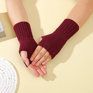 Détail des mitaines en tricot bordeaux avec texture côtelée pour la protection hiver