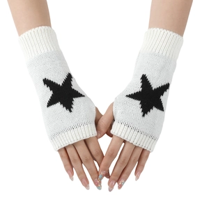 Mitaines tricotées blanches à motif d'étoile noire avec design à doigts ouverts